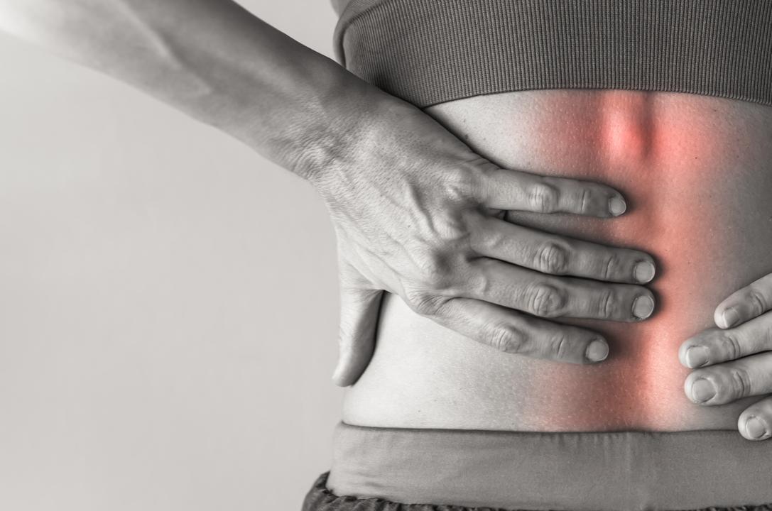 Mujer con dolor en la espalda